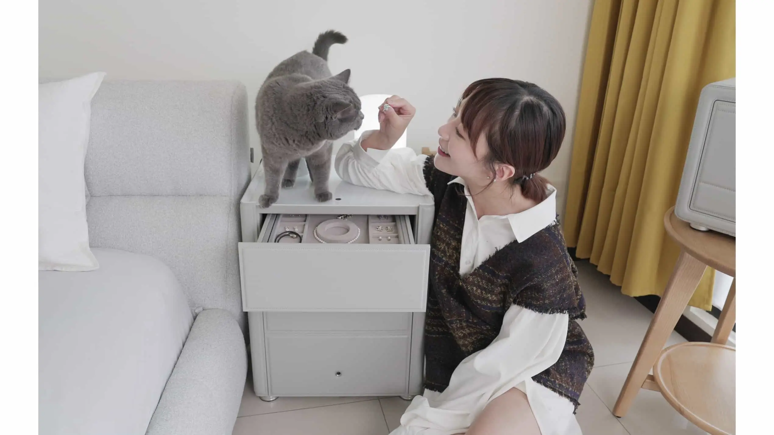 Hailey 徐海莉 LY 床頭櫃 皮革 保險箱推薦