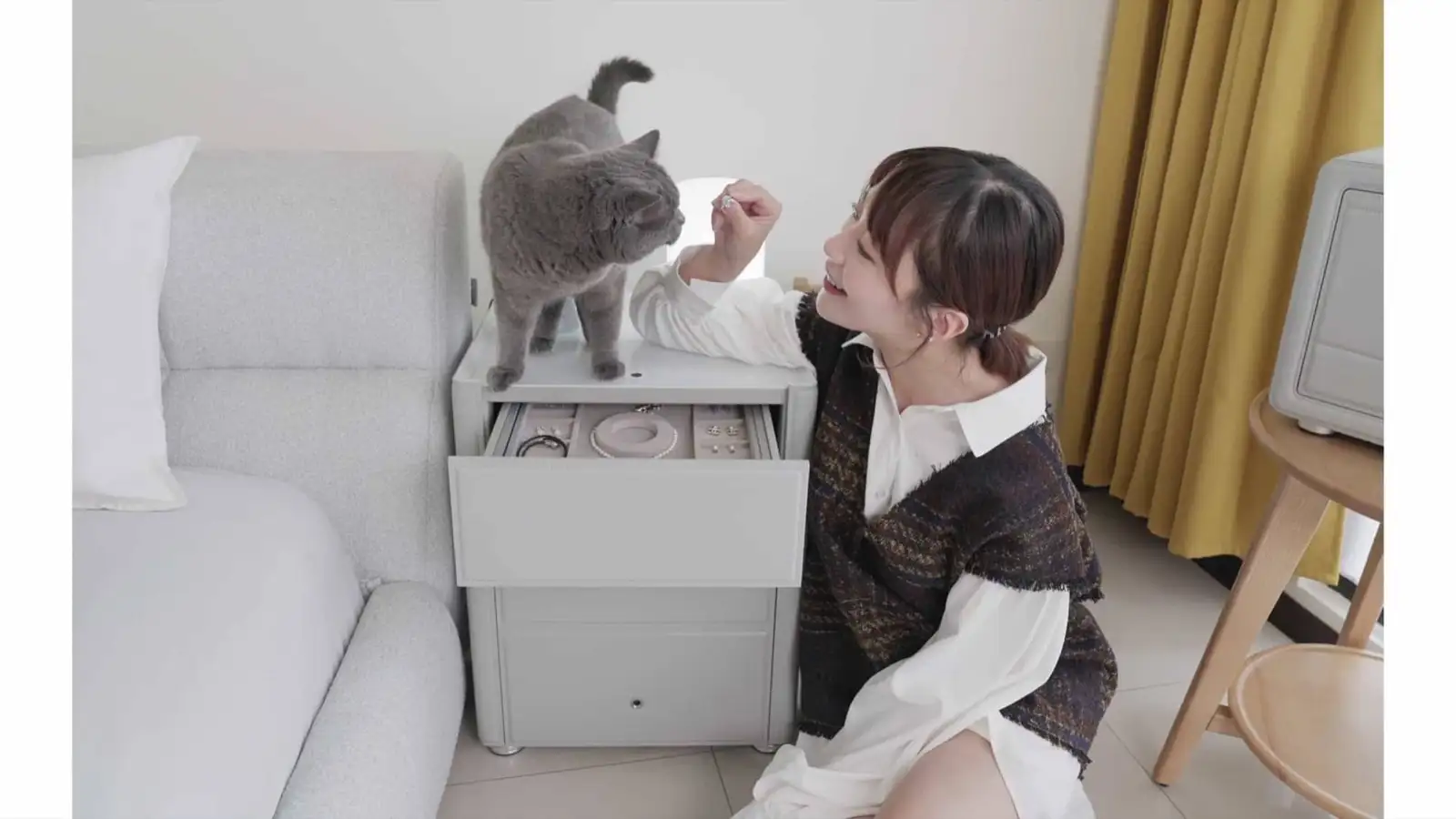 Hailey 徐海莉 LY 床頭櫃 皮革 保險箱推薦  hailey_edm_20240810.005